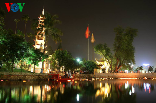 កម្មវិធីវិសេសវិសាលជាច្រើនអបអសាទទិវារំដោះរដ្ឋធានីហាណូយ